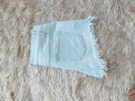 Šortky s roztrhanými spodkami, 36