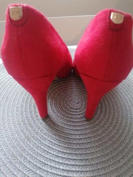 Červené lodičky, 36