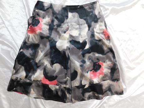 Kvalitna velmi pekna sukna, 42