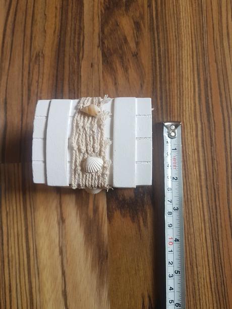 Drevena stolicka a truhlica, 