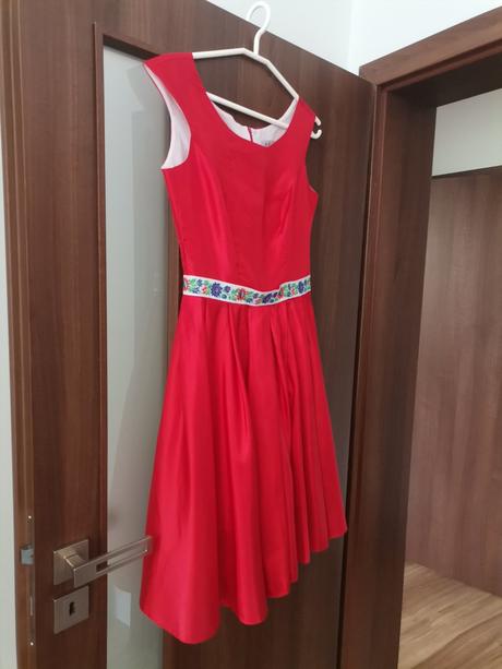 Šaty s folklornym opaskom, 36