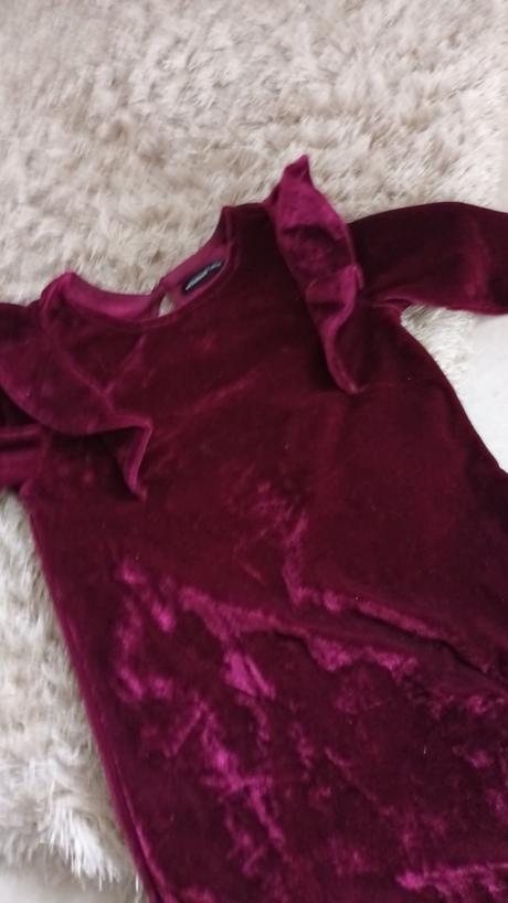 Krásne zamatové šaty s volánikmi, reserved,116