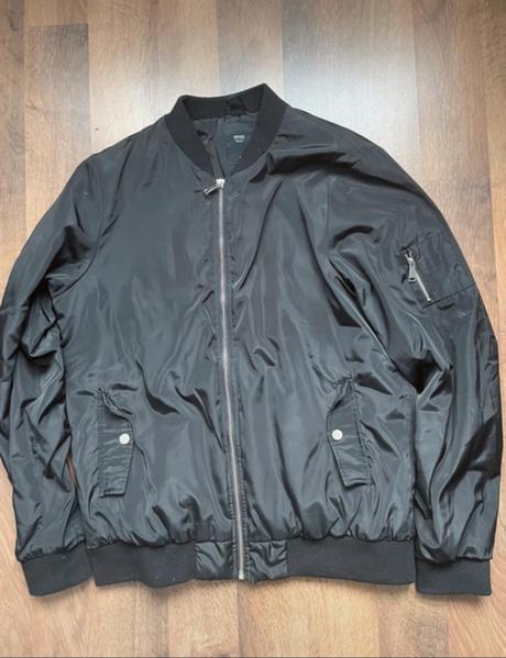 Čierna bombera house, house,l