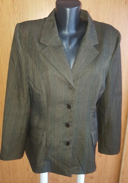 Kostým v odtieňoch zelenej, 42