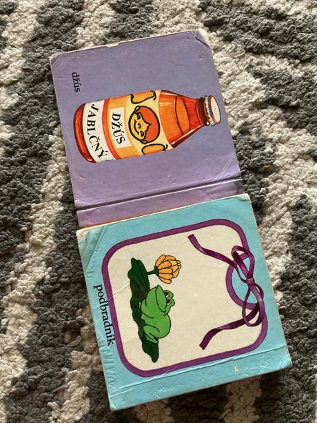 Leporelá pri stole a o psíkovi zo záhradky, 