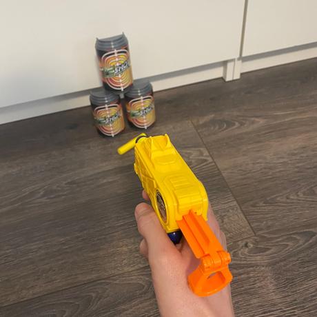 Pištoľ s plechovkami,