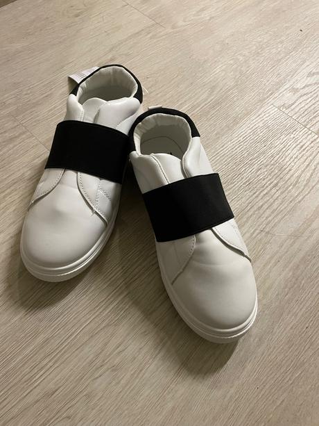 Tenisky cena s obyc postou, sinsay,37