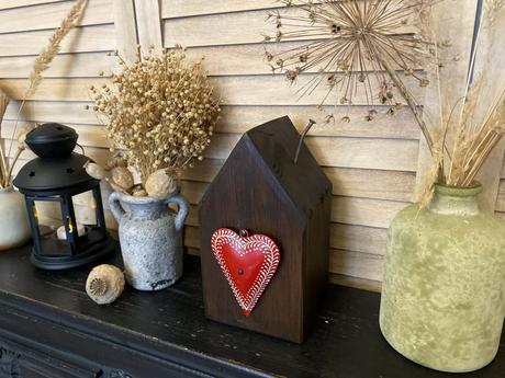 Drevený dekoračný domček a drevené okienko, 