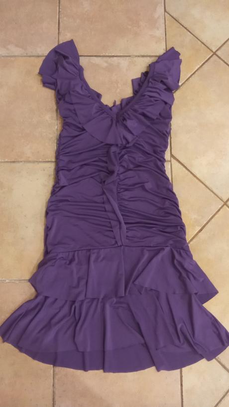 Fialové šaty s volánikmi, s