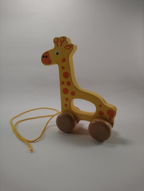 Drevená žirafa na kolieskach na ťahanie,