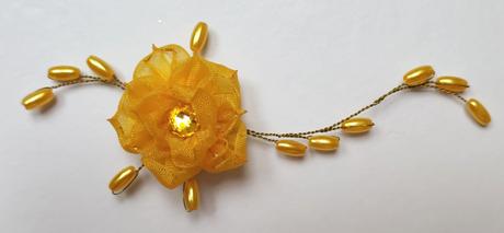 Zlatožltý kvet do vlasov, 