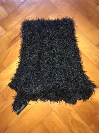 Čierny chlpatý šál,