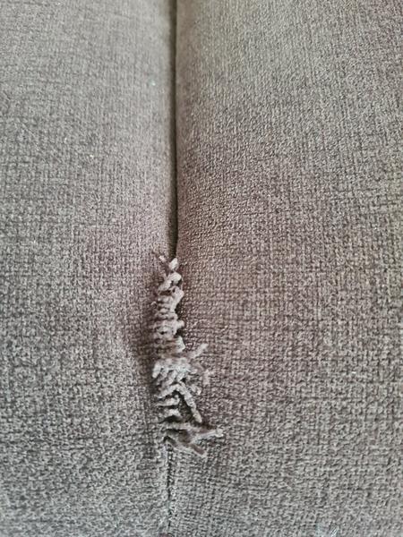 Ako opraviť rozpáraný gauč?