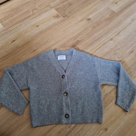 Sivý sveter z pleteniny na gombíky, zara,140