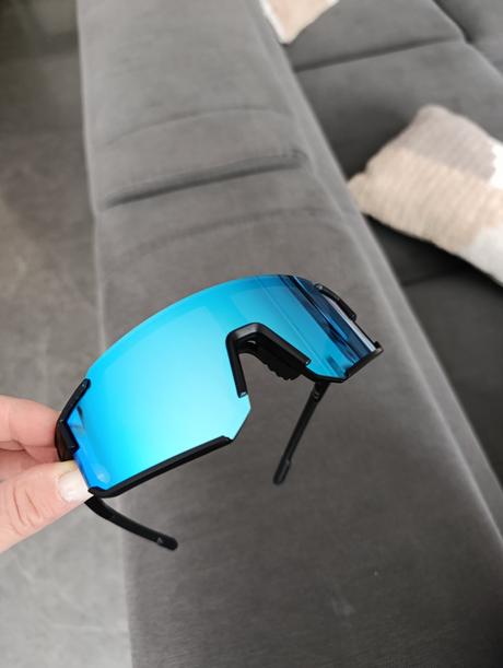 Športové slnečné okuliare azurovo- modré,