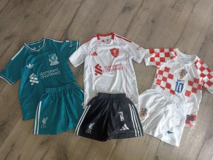 Futbalové dresy, 122