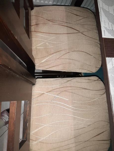 Stôl so stoličkami,