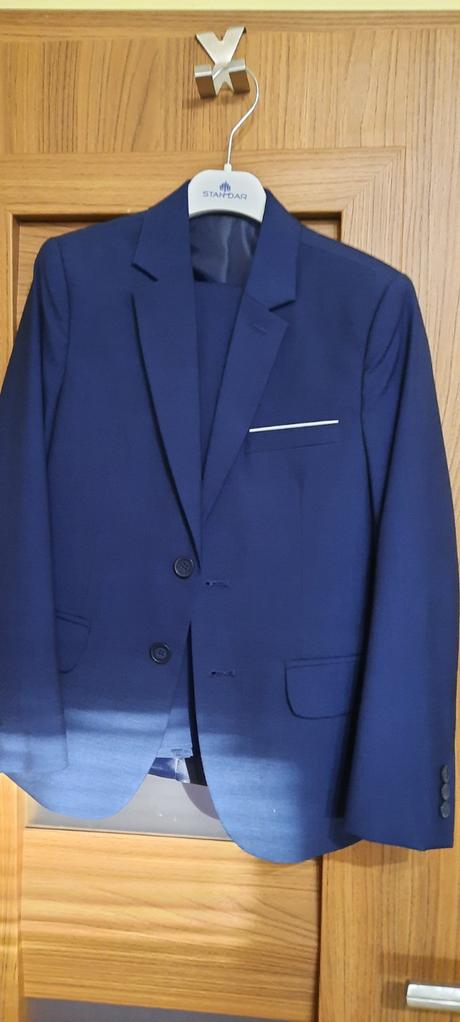 Oblek, nohavice, košeľa a topánky na 1. sv. p., 140