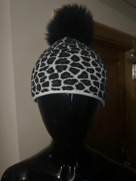 Zimná čiapka s brmbolcom a striebornou niťou r-jet, 