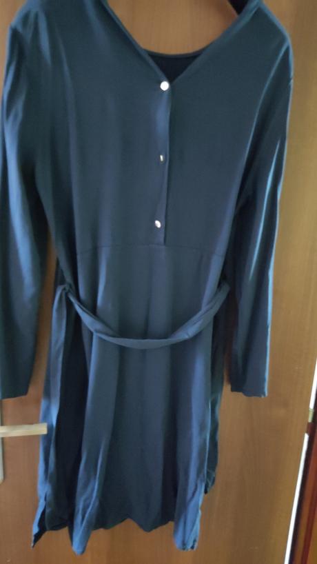 Tmavomodré šaty, l