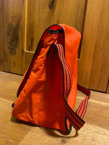 Červená taška cez plece,