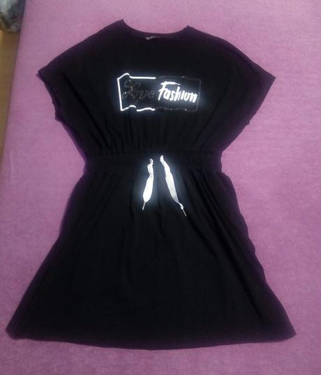 Čierne šaty s nápisom, l