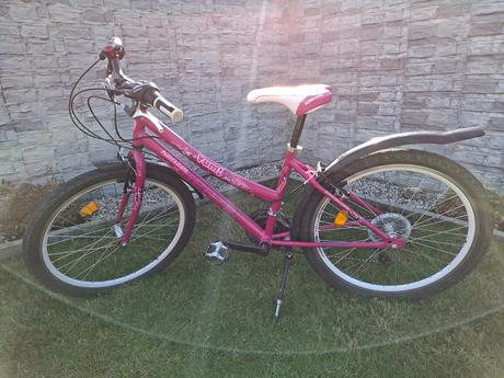 Dievčenský bicykel a prilba, kenzel,24