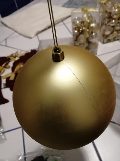 Veľká vianocna zlata gula, 
