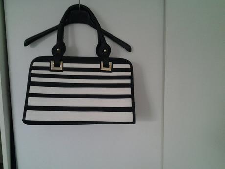 Kabelka ciernobiela pruzkovana z deichman,