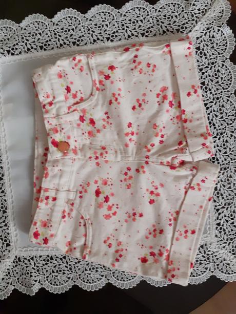 Biele sortky s cervenymi kvietkami, 134