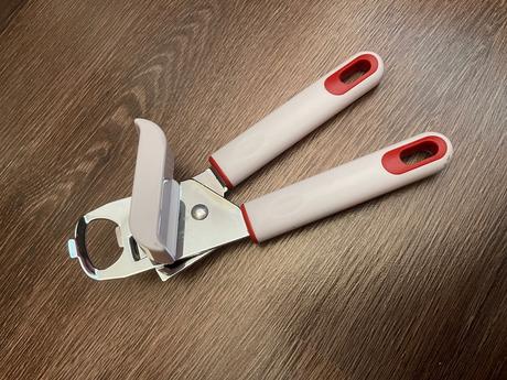 Otvárač na konzervy a na fľaše 2v1,