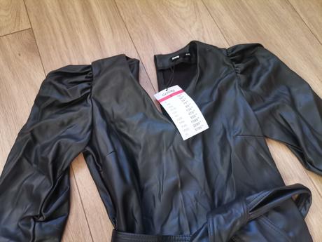 Koženkové šaty, s