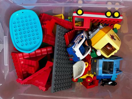 Krabica plna lego duplo, 