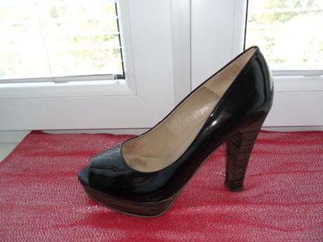 Čierne veľmi pekné lakované lodičky na platforme, 38