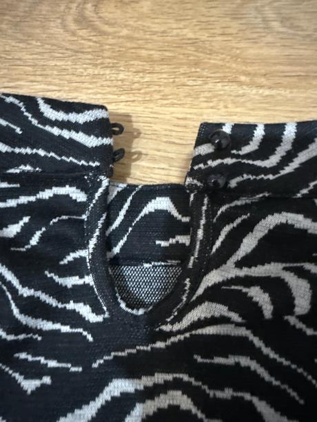 Crop top so zapinanim na krku, xs