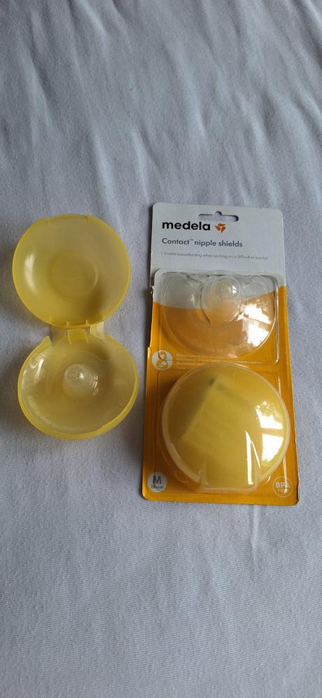 Medela chraniče bradaviek ua klobúčiky na kŕmenie, 