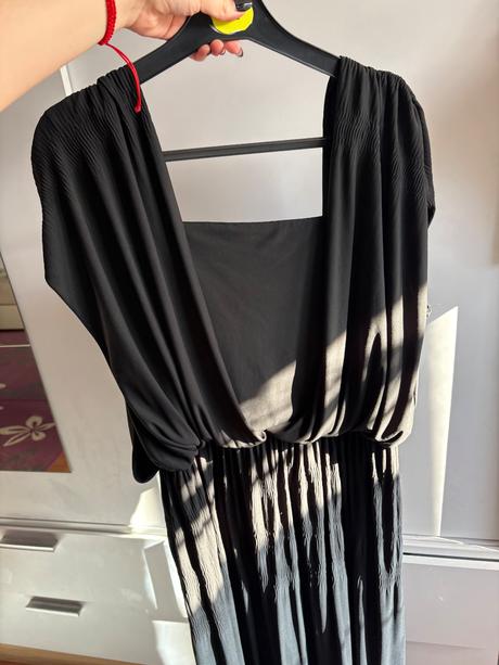 Čierne dlhé šaty, 44