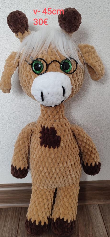 Hackovana zirafka s okuliarmi,