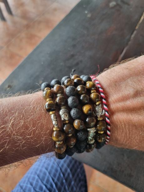 Naramok-lavove kamene gili air-bali -indonezia., 