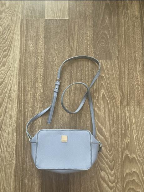 Krásna kabelka, reserved