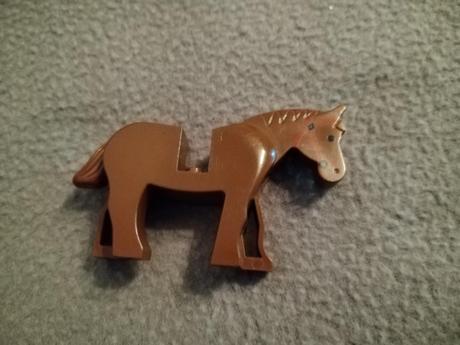 Lego kôň s červenou uzdou, 