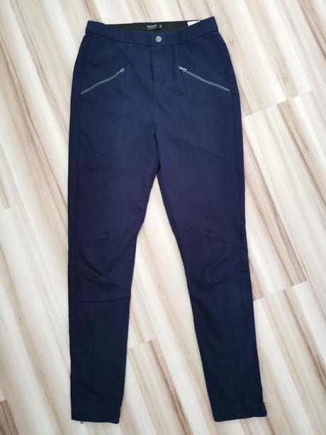 Tmavomodré nohavice, reserved,s