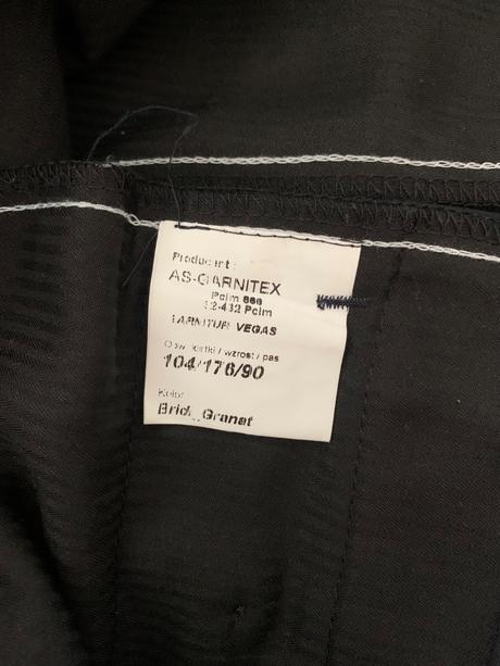 Tmavomodrý oblek, 176