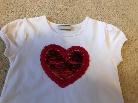 Krásne tričko so srdiečkom, 110