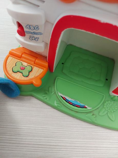 Fisher price domček so psíkom,