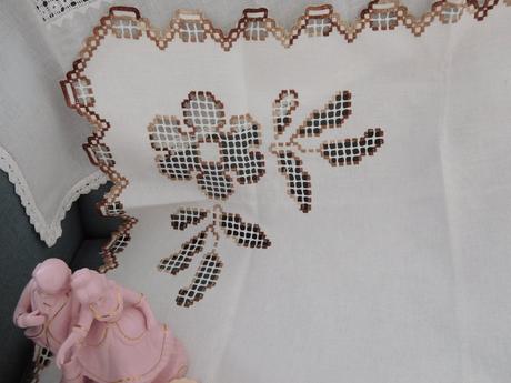 Obrus bavlnený s hnedým vyšitím,, 