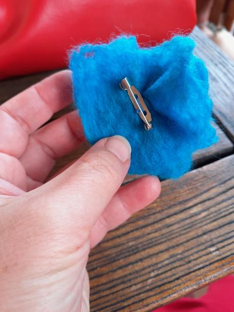 Plstený kvet brošňa alebo spona do vlasov,