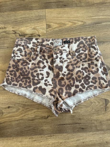 Kraťasky, river island,s