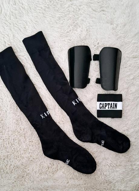 Bunda, chrániče, štucne a kapitánska páska kipsta,