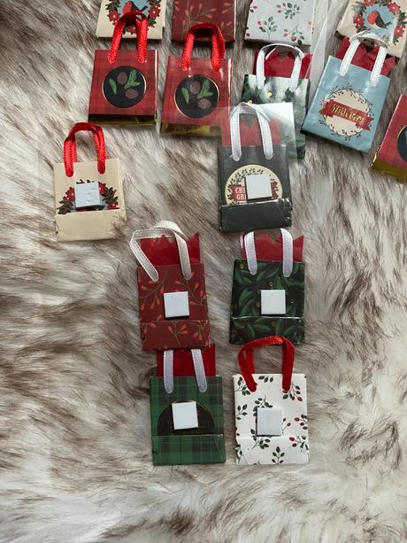 24 mini vianočných vrecúšok,